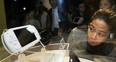 Wait, they come in white? Alas, only in Asia — checking out Sony PSPs in Tokyo. Photo Toshifumi Kitamura. AFP/Getty Images.