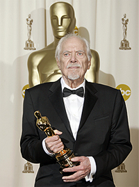 Robert Altman poses with his honourary Oscar at the 78th Academy Awards, presented March 5, 2006, in Hollywood, California. (Robyn Beck/AFP/Getty Images)
