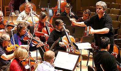 The fastest baton in the east: Peter Oundjian conducts the Toronto Symphony Orchestra. Courtesy TSO.