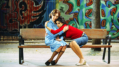 Raimunda (Penélope Cruz, right) is comforted by her mother Irene (Carmen Maura) in Volver. (Emilio Pereda/El Deseo/Sony Pictures Classics/Mongrel Media)